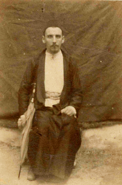 http://www.aljalawi.net/wp-content/uploads/2011/11/Christiaan-Snouck-Hurgronje-in-Mekka-1885-or-Jeddah-1884.jpg