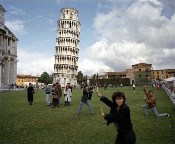 http://www.aljalawi.net/wp-content/uploads/2011/10/tourists-posing-01.jpg