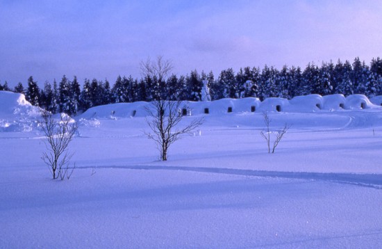 http://www.aljalawi.net/wp-content/uploads/2011/12/Kakslauttanen-Igloo-Village4-550x358.jpg